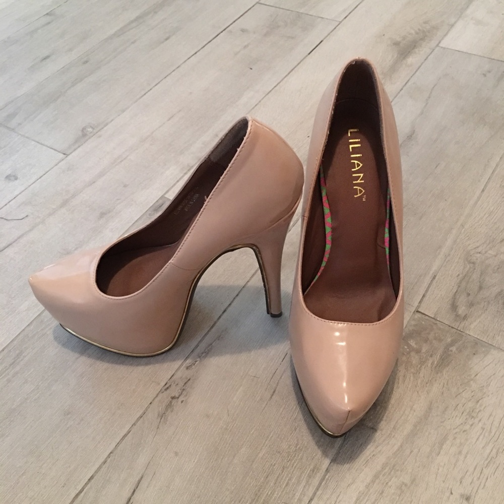 Nude Pumps